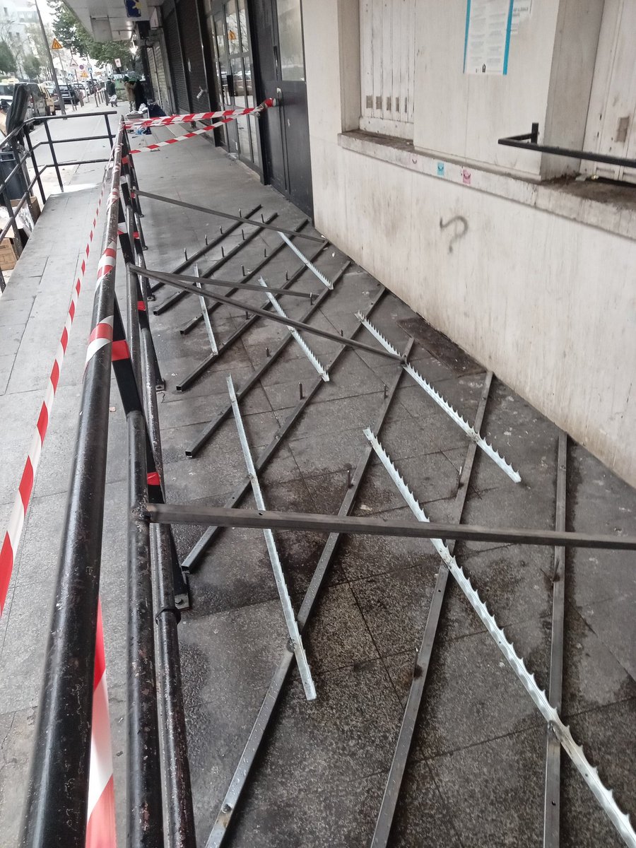 Salut la famille 😳

Suite au Tweet du <a href="/CAD_Asso/">CAD - Collectif Accès au Droit</a> , j'ai été vérifier ce matin par moi même...

2, rue Archereau 75019

Ce n'est pas qu'un dispositif anti #SDF de plus, c'est carrément dangereux pour le public car placé à côté d'une entrée d'immeuble...

<a href="/prefpolice/">Préfecture de Police</a> @Fondation_AP