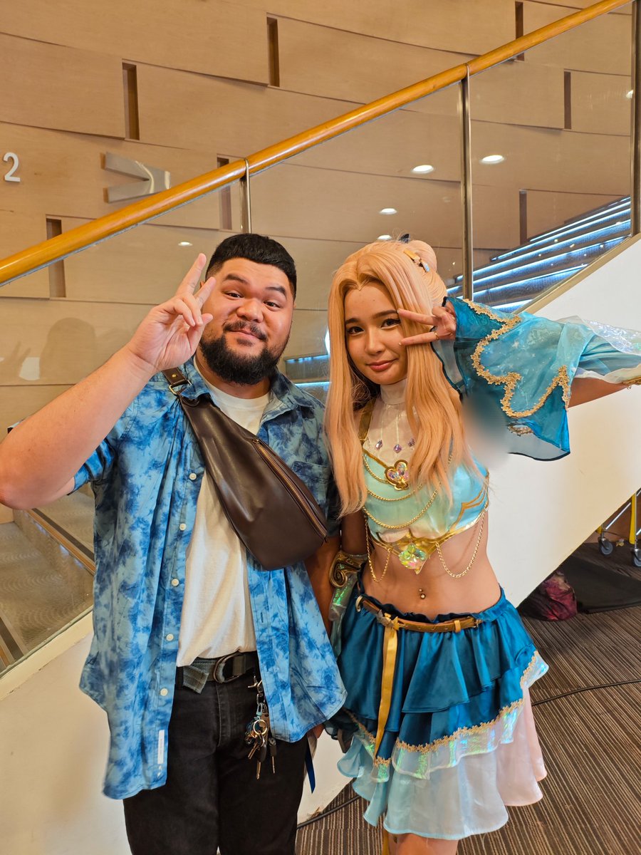 Marv7844's tweet photo. Pasensya na, madamot padin ako hanggang ngayon, guys 😆! Bumped into (literally), the very pretty @ch1nachi (as Prestige Ocean Song Seraphine) last night at #Worlds2024  Watchparty @ SM Aura Premier #Crushie #T1WIN 🙌🏻!! https://t.co/4p4Qr5J24r