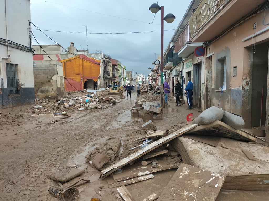 Al barri del Raval d'Algemesí no s'acaba la faena. Des de València es pot arribar fàcil per la carretera del Saler, deixes el cotxe fora del poble i a peu. Fan falta pales i mans per a buidar centenars de baixos.