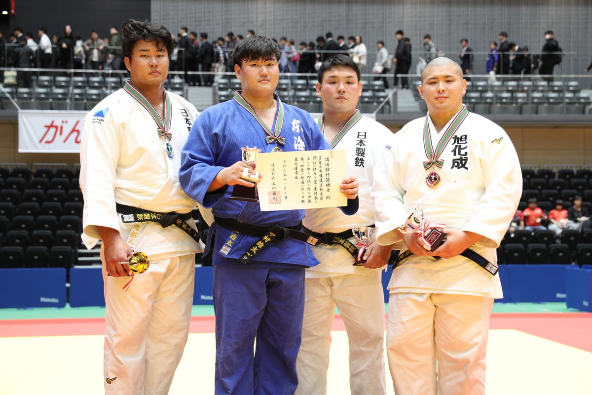ajjf_judo's tweet photo. 【2024年度 #講道館杯 大会結果🏅】
11月3日(日)
●男子90kg級
優勝　徳持英隼(明治大学4年)
第2位　川端倖明(国士舘大学1年)
第3位　中村俊太(國學院大学4年)
第3位　岡田陸(国士舘大学4年)

●男子100kg級
優勝　グリーンカラニ海斗(パーク２４)
第2位　三木望夢(国士舘大学1年)
第3位　畠山竜弥(京葉ガス)
第3位　熊坂光貴(センコー)

●男子100kg超級
優勝　中村雄太(東海大学4年)
第2位　木元拓人(日本製鉄)
第3位　佐藤和哉(日本製鉄)
第3位　髙橋翼(旭化成)