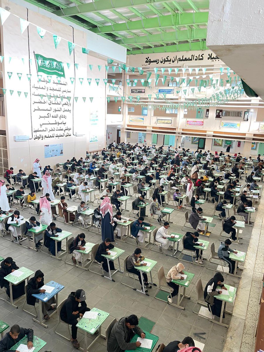 NorthborderSA's tweet photo. أكثر من ١٠٠ ألف طالب وطالبة 
ينتظمون في اختبارات نهاية الفصل الدراسي الأول لعام 1446هـ بتعليم #الحدود_الشمالية https://t.co/VrrPiQ2WEg