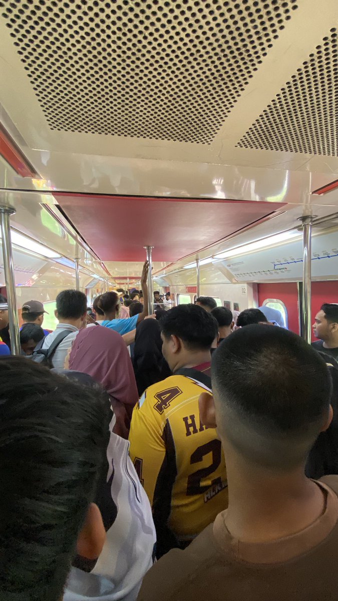 amirulabms's tweet photo. @ktm_berhad mohon lepasni guna train panjang jangan kedekut peram sangat train panjang tu. Waktu peak camni dengan orang ramainya sampai ada yang hampir pitam dalam train. One more thing please be punctual &amp; kerapkan jadual train. Thank you https://t.co/jS2FasxmQq