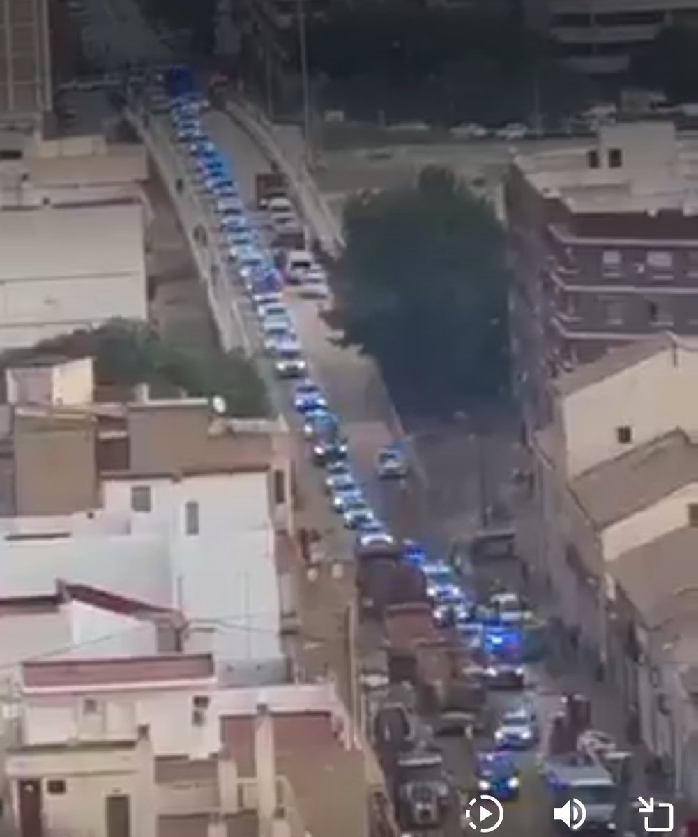 El despliegue de la escolta de los reyes hoy en Valencia es MISERABLE. Propio de un Estado medieval de SÚBDITOS SUMISOS y un OFENSA terrible para un pueblo que lleva seis dias sufriendo por NEGLIGENCIA CRIMINAL  de sus políticos.Con una gestión de la ayuda  INCONCEBIBLE en Europa