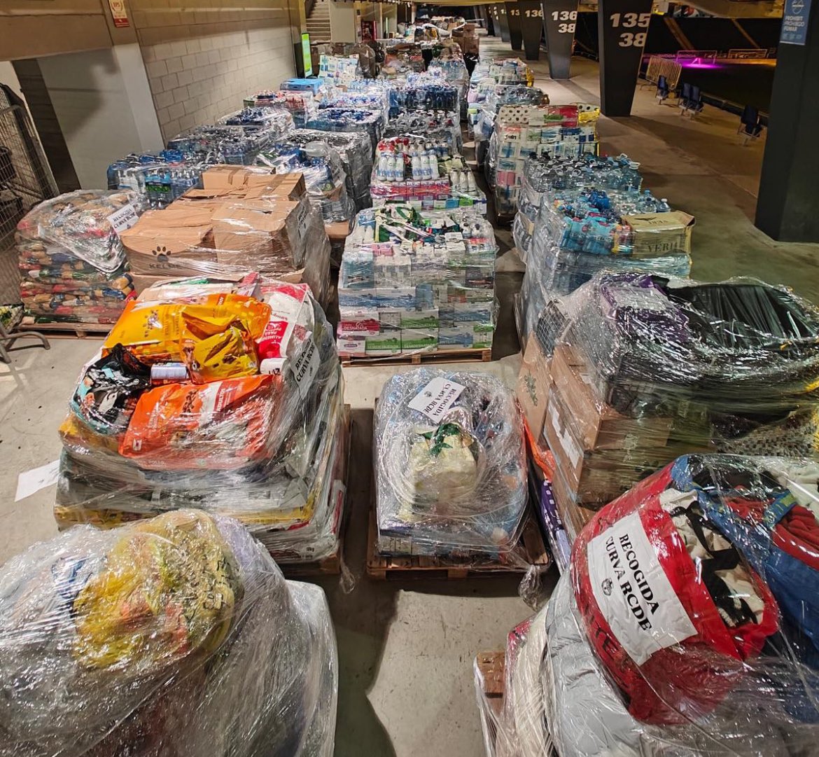 Los jóvenes del <a href="/RCDEspanyol/">RCD Espanyol de Barcelona</a> los de <a href="/CurvaRCDE/">Curva RCDE</a> dedican su tiempo a recoger productos solidarios para los afectados de la Dana, mientras tanto los del <a href="/FCBarcelona_es/">FC Barcelona</a> se distraen poniendo pancartas absurdas en las mismas puertas donde los pericos estamos entregando alimentos y