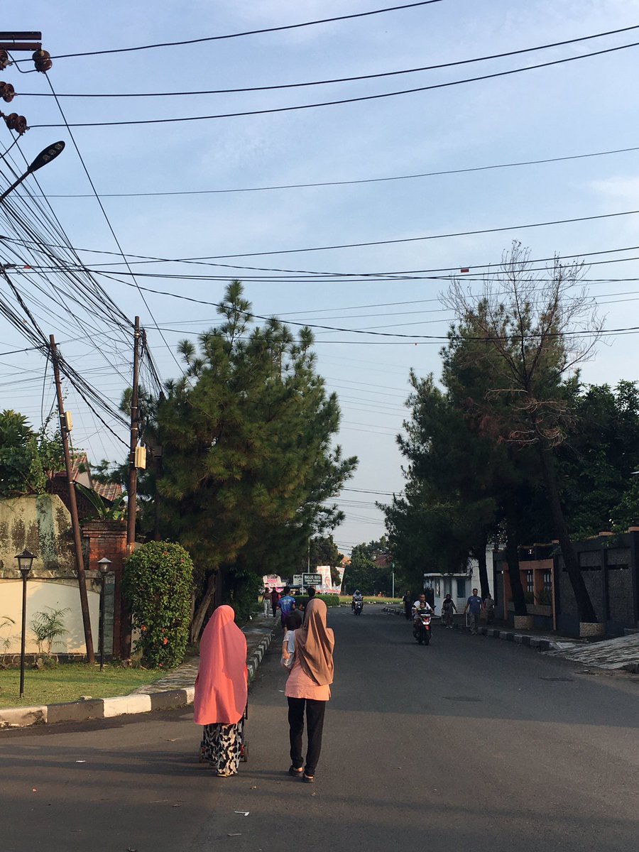 xxxraqaa's tweet photo. Jalan Jalan Sore https://t.co/NdUiLmJwHF