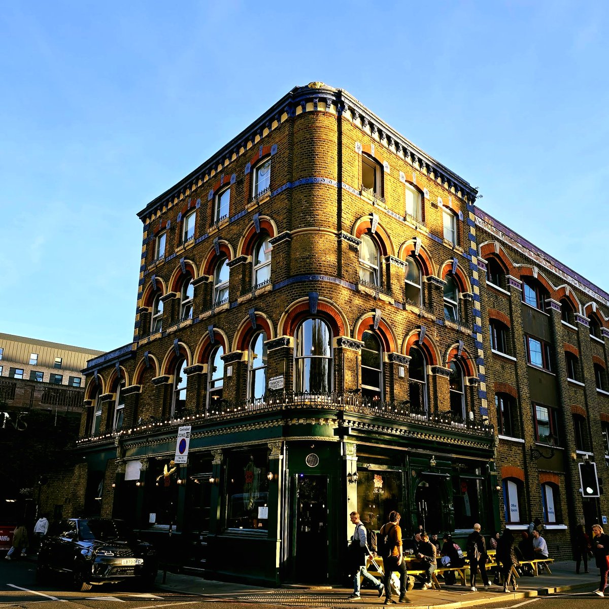 rosepubslondon's tweet image. Our glorious Victorian pub is wearing her Sunday best; she's had a new lick of paint! Looking pretty good, don't you think!

Open all day for delicious Sunday roast!

#londonchef #victorianpub #sundayroast #vauxahll #autumnvibes #roastdinner #foodandmusic #ThamesViews #londonpub
