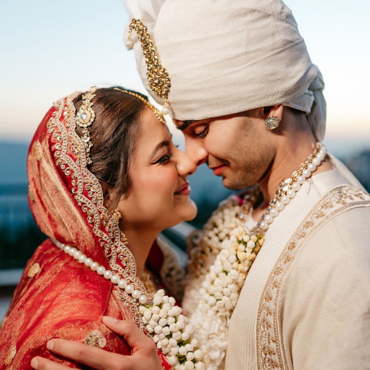 puttuuu26's tweet photo. They are married 🥺😭🤌
So happy for them
#mrunu
#anirudh https://t.co/Wi3pYX34Ka