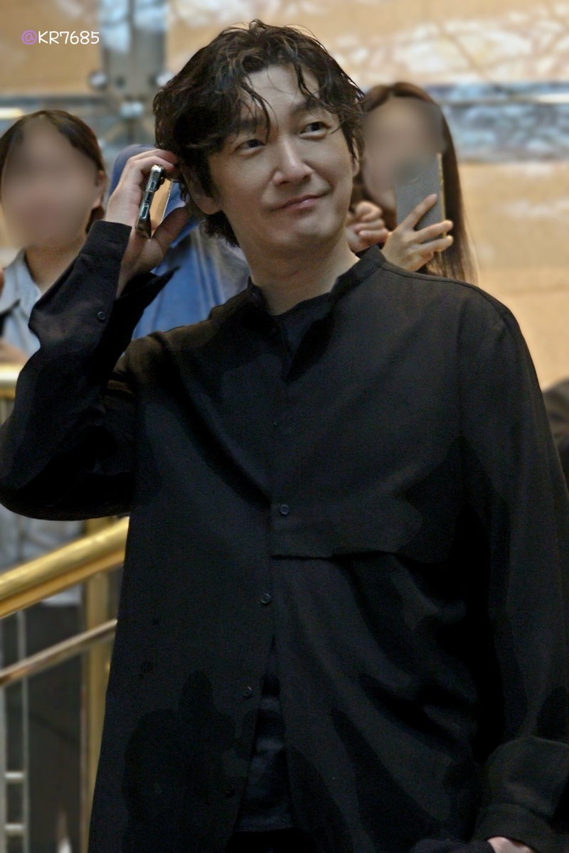 KR7685's tweet photo. 241103 조승우 퇴근 https://t.co/TrpFHjyrOn