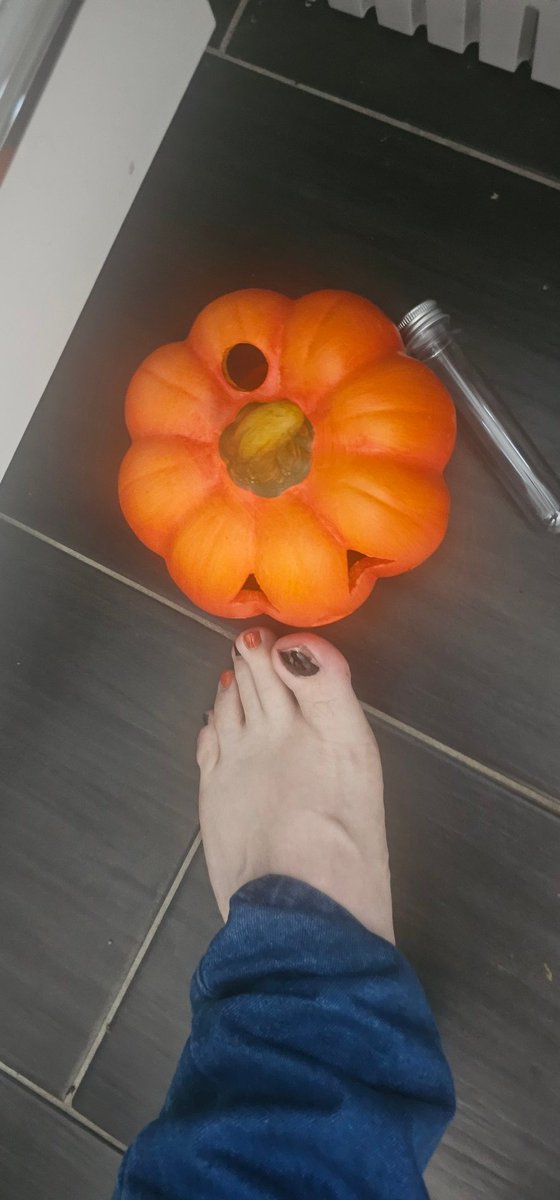 PrettyNail3930's tweet photo. Hello
#feet #feetseller #nail #feetworshiฬp #nailcolor #orangenail #autumn #blacknailcolor #fanslymodels
(No dm check link or mp or other) https://t.co/IccO4I7sqK