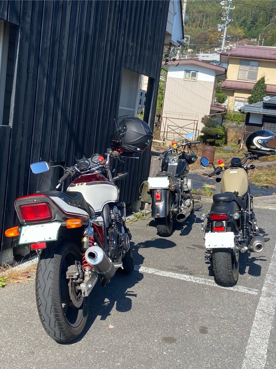 初ビーナスラインデビュー！！
しようと思いましたが、寒すぎて
断念しました、、笑

諏訪湖の足湯で一休みです！
（彼氏ではありません、、、😢　欲しい、）

#レブル250 #バイク #バイク初心者 
#バイク女子 #バイク好きと繋がりたい