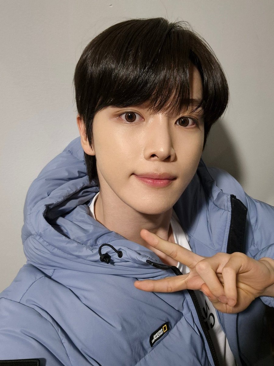 2ternit's tweet photo. 오늘 미모 진짜 에바야 https://t.co/B6TxZcBGYZ