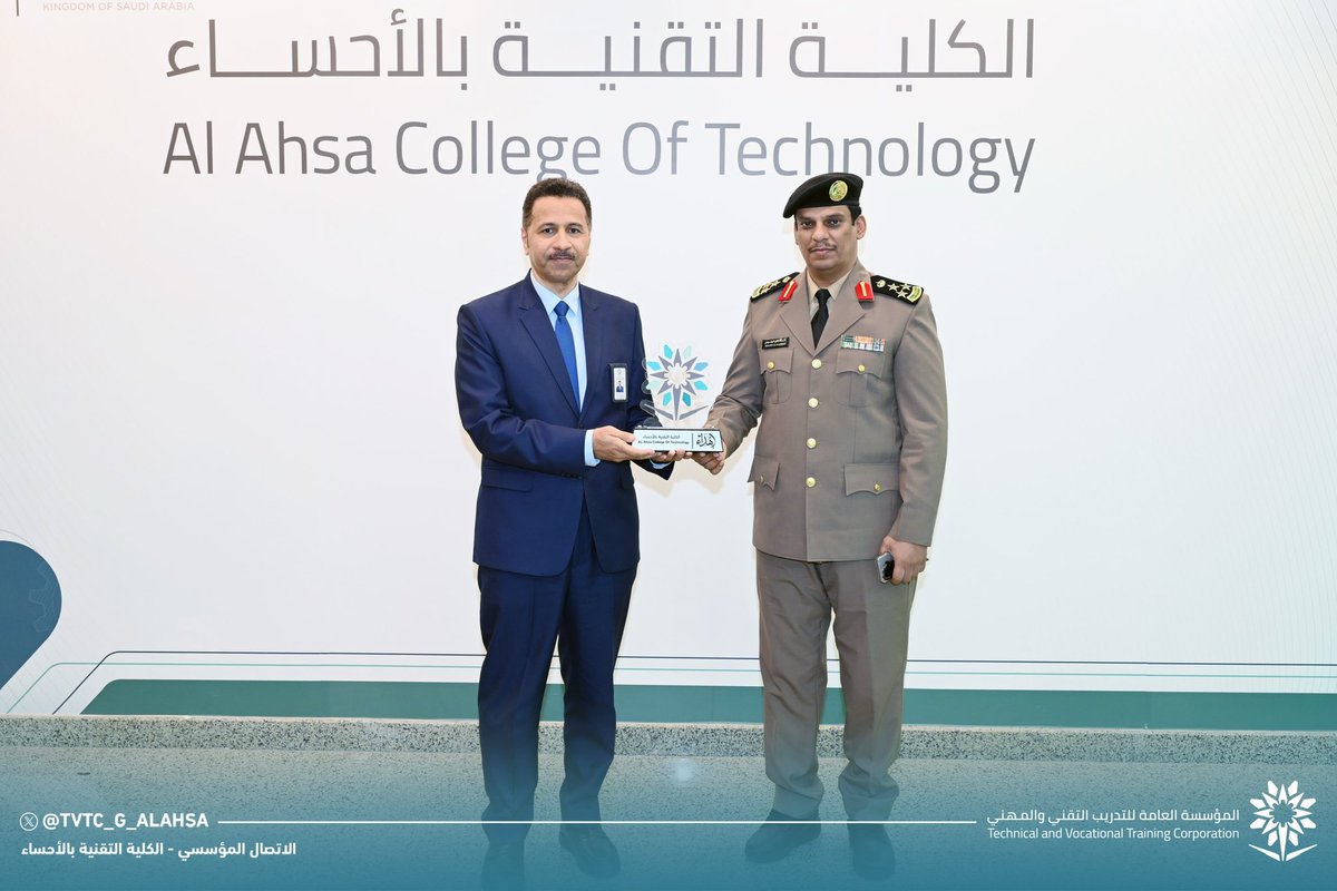 tvtc_g_alahsa's tweet photo. تغطية 📸| 

💠 التقى سعادة عميد #الكلية_التقنية_بالأحساء، عبدالله بن موسى الذكرالله، بسعادة مدير مرور محافظة #الأحساء، العميد خالد بن فالح الرشيدي، بمقر الكلية، بهدف تعزيز التعاون بين الجهتين، وبحث فرص الشراكات والمبادرات التي تسهم في خدمة المجتمع، و لرفع مستوى الوعي بأهمية السلامة المرورية بين المتدربين، وتنمية مهاراتهم في هذا المجال بما يعزز من سلامتهم.

#التدريب_التقني
#تقني_الشرقية