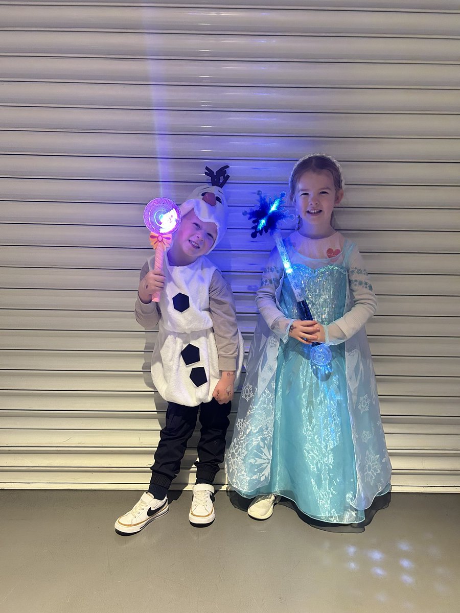 BeckyWebb16's tweet photo. #DisneyOnIce 
Excited for the show! ✨ https://t.co/Xn6lgo1mlP