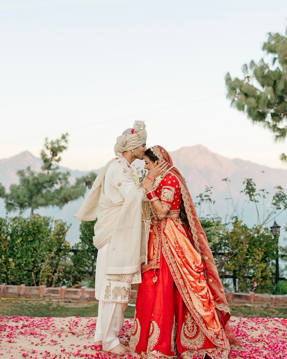 Shifahakim6's tweet photo. OMGG!!!! One of my most favourite Youtubers Got Married!!!🥹❤️
Congratulations Cuties 🥰🤧
#mrunu #mrunalpanchal #anirudhsharma #milgayavohi https://t.co/q5FxuCPFYY