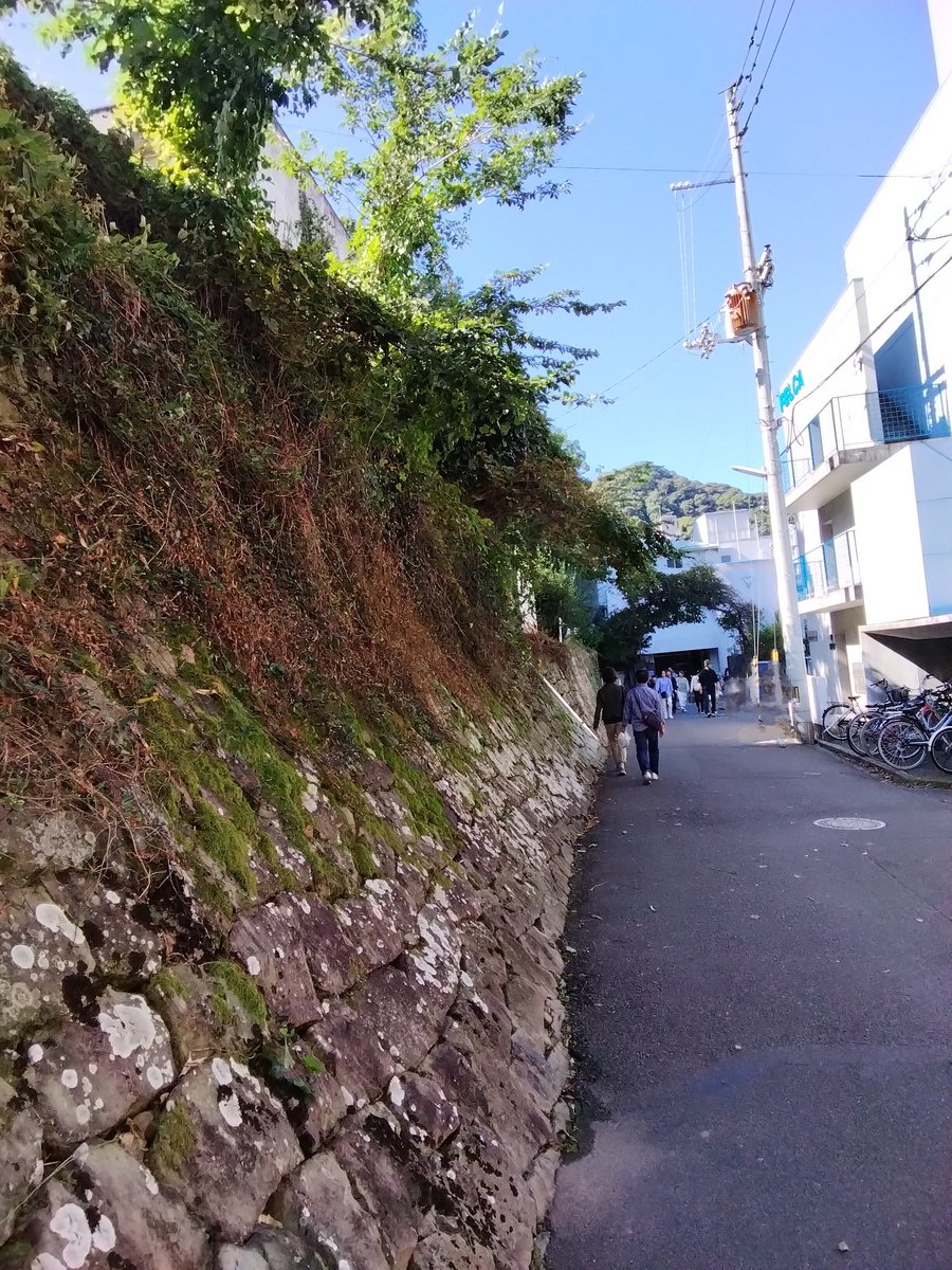 1ywiJOzrprlIf6P's tweet photo. 秋晴れの日曜、松山ブックマルシェに行ってきました。場所は和光会館､元和光幼稚園で65年前に私が通ったところです。あちこち、面影がまだあります① https://t.co/QnwmWfXuJI