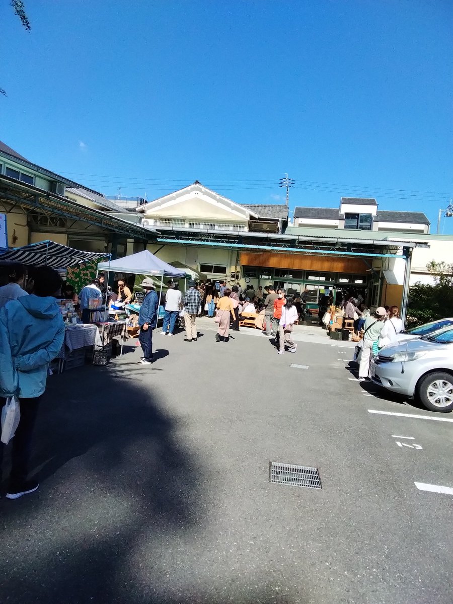 秋晴れの日曜、松山ブックマルシェに行ってきました。場所は和光会館､元和光幼稚園で65年前に私が通ったところです。あちこち、面影がまだあります①