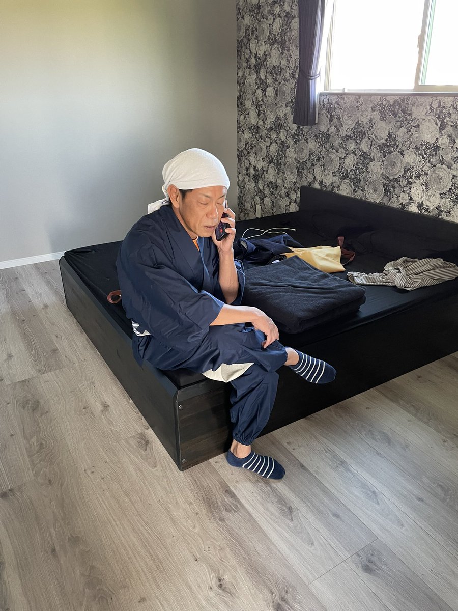 ついに我が家の寝室でもくつろぐCEO🧑‍💼

#樫葉次郎