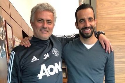 RubinTheRed's tweet image. 👀 Did you know?! Rúben Amorim spent time at @ManUtd learning from the one and only José Mourinho back in 2018! 🧠⚽️ From soaking up the Special One’s secrets to leading the Red Devils himself—talk about a full circle! 🔴🔥
#AmorimEra #SpecialOneVibes #ManUtd