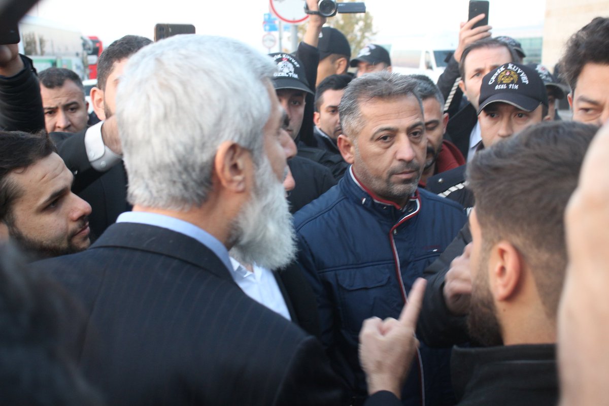 kuytulhoca's tweet photo. ANKARA EMNİYETİNİ KINIYORUZ!

Ankara Emniyeti gerçekleştirdiği programların dönüşü Esenboğa havalimanına giderken Alparslan Kuytul Hocaefendi'nin ve Furkan Gönüllülerinin bulunduğu araçları kimlik kontrolü bahanesiyle bekletip olay çıkardı.

#AnkaraEmniyeti
#EsenboğaHavalimanı https://t.co/xrkOspR4Iq