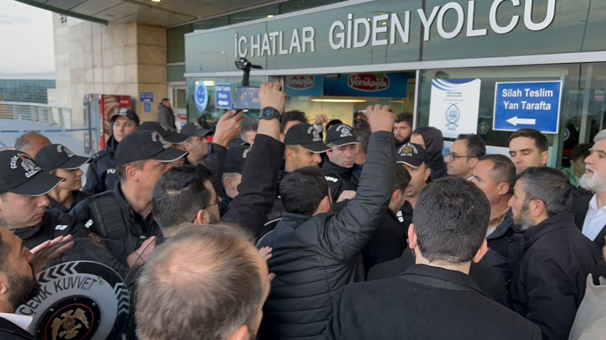 kuytulhoca's tweet photo. ANKARA EMNİYETİNİ KINIYORUZ!

Ankara Emniyeti gerçekleştirdiği programların dönüşü Esenboğa havalimanına giderken Alparslan Kuytul Hocaefendi'nin ve Furkan Gönüllülerinin bulunduğu araçları kimlik kontrolü bahanesiyle bekletip olay çıkardı.

#AnkaraEmniyeti
#EsenboğaHavalimanı https://t.co/xrkOspR4Iq