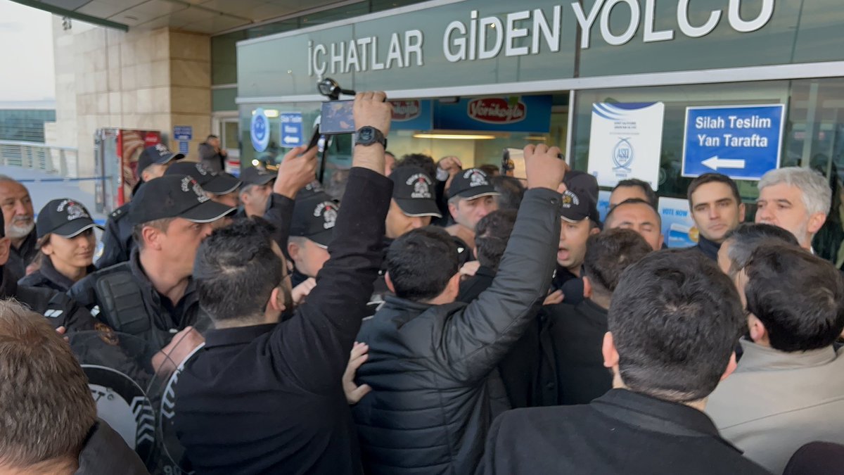 kuytulhoca's tweet photo. ANKARA EMNİYETİNİ KINIYORUZ!

Ankara Emniyeti gerçekleştirdiği programların dönüşü Esenboğa havalimanına giderken Alparslan Kuytul Hocaefendi'nin ve Furkan Gönüllülerinin bulunduğu araçları kimlik kontrolü bahanesiyle bekletip olay çıkardı.

#AnkaraEmniyeti
#EsenboğaHavalimanı https://t.co/xrkOspR4Iq