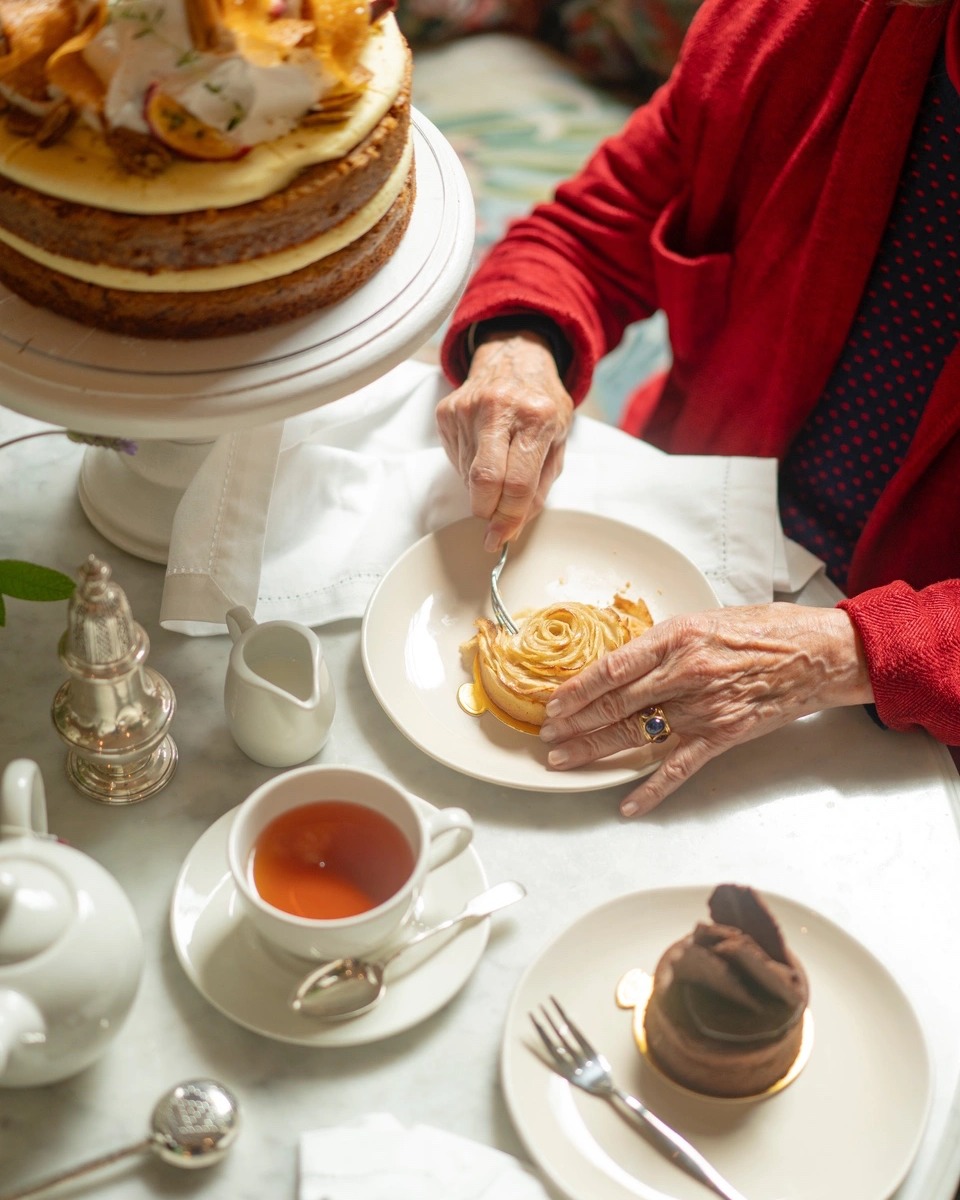 There’s no sweeter way to spend a Sunday than with tea and cake at Le Parc by Tashas. 🍰 Enjoy their daily cake display, surrounded by fresh flowers 🌸 from their Retail Emporium. It’s the perfect way to spend a sweet Sunday with somebody special. #HydeParkCorner #MadeForYou