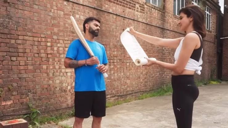 Prince8bx's tweet photo. when Kohli got out on Anushka's ball, I thought he was pretending https://t.co/8PzkZdRDBi