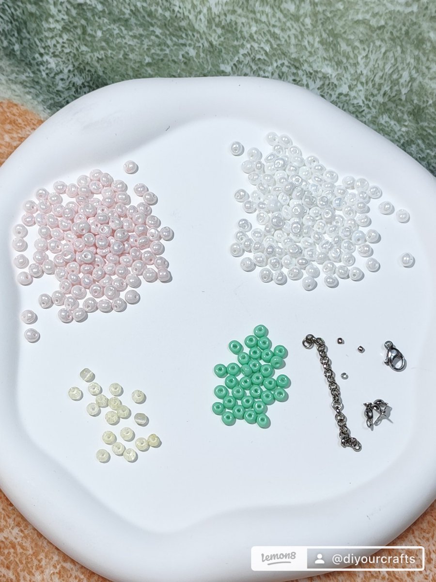 DiyourCrafts's tweet photo. Today we'd love to share the Mallow #FlowerBracelet, inspired by the gentle elegance of the mallow flower. #DIY #flower #beads https://t.co/CPZoK8oPG6