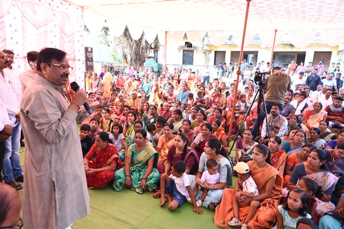 SMungantiwar's tweet photo. 📍भटाळी | ⏰ 1.30 PM | 2 नोव्हेंबर 2024 | 

बल्लारपूर विधानसभा क्षेत्रातील भटाळी येथे  पदाधिकाऱ्यांशी संवाद साधला. यावेळी सर्व लाडक्या बहिणींची उपस्थिती व उत्साह लक्षणीय होता.
@BJP4India @BJP4Maharashtra #VidhansabhaElections2024 #Bhatali #chandrapur #SMUpdate #महायुती #VoteForDevlopment