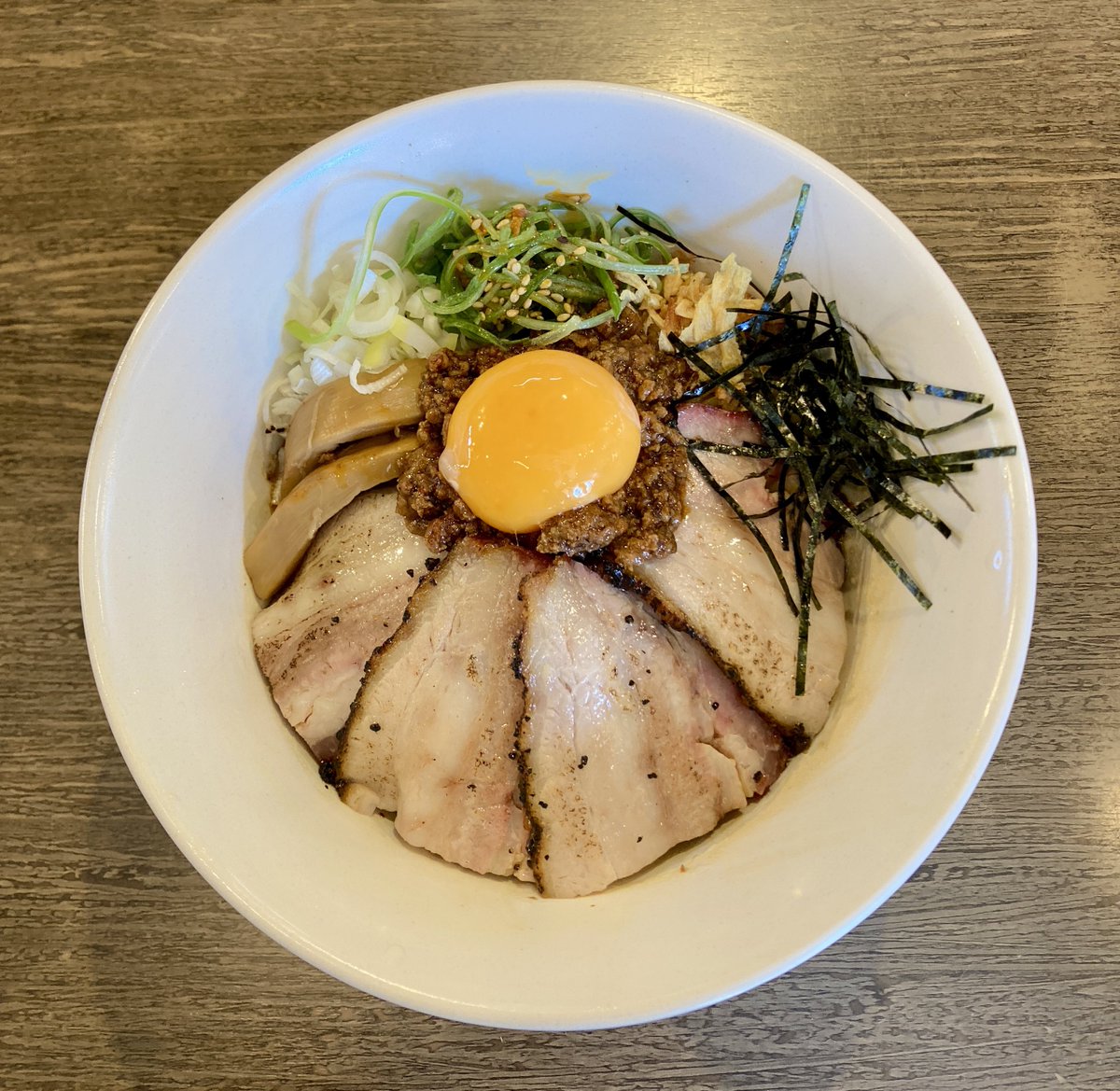 kurokosho_rzk's tweet photo. 八王子　らーめん楓
限定　吊るし焼き黒豚まぜそば

麺量たっぷり300gのモッチモチの自家製手もみ麺！濃厚なタレ、甘めの肉味噌、ピリ辛の辣油、卵黄のコク、薬味やフライドオニオンの食感、めくるめく移り変わる味を一啜りごとに楽しめます。
脂の甘い黒豚バラの炭火吊るし焼きが4枚！大満足です。 https://t.co/DNFtgaCaqg