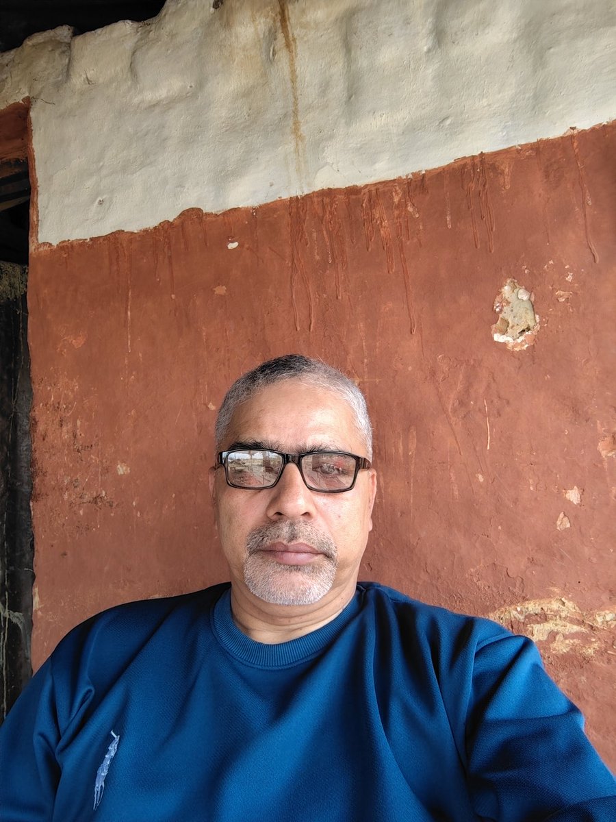 दिदीहरुको टीकाको पर्खाइमा रित्तो निधार, पृष्ठभुमिमा रातो माटो र कमेरोले लिपेको घरको भित्तो !