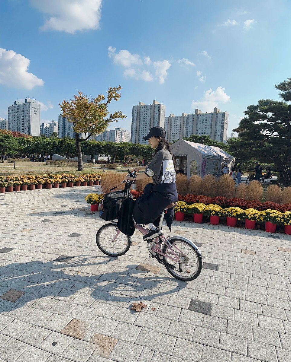 official_gyubin's tweet photo. 자전거 타기 딱 좋은 날씨자나~~🚲🍁🌳 https://t.co/wTdVSFQrZO