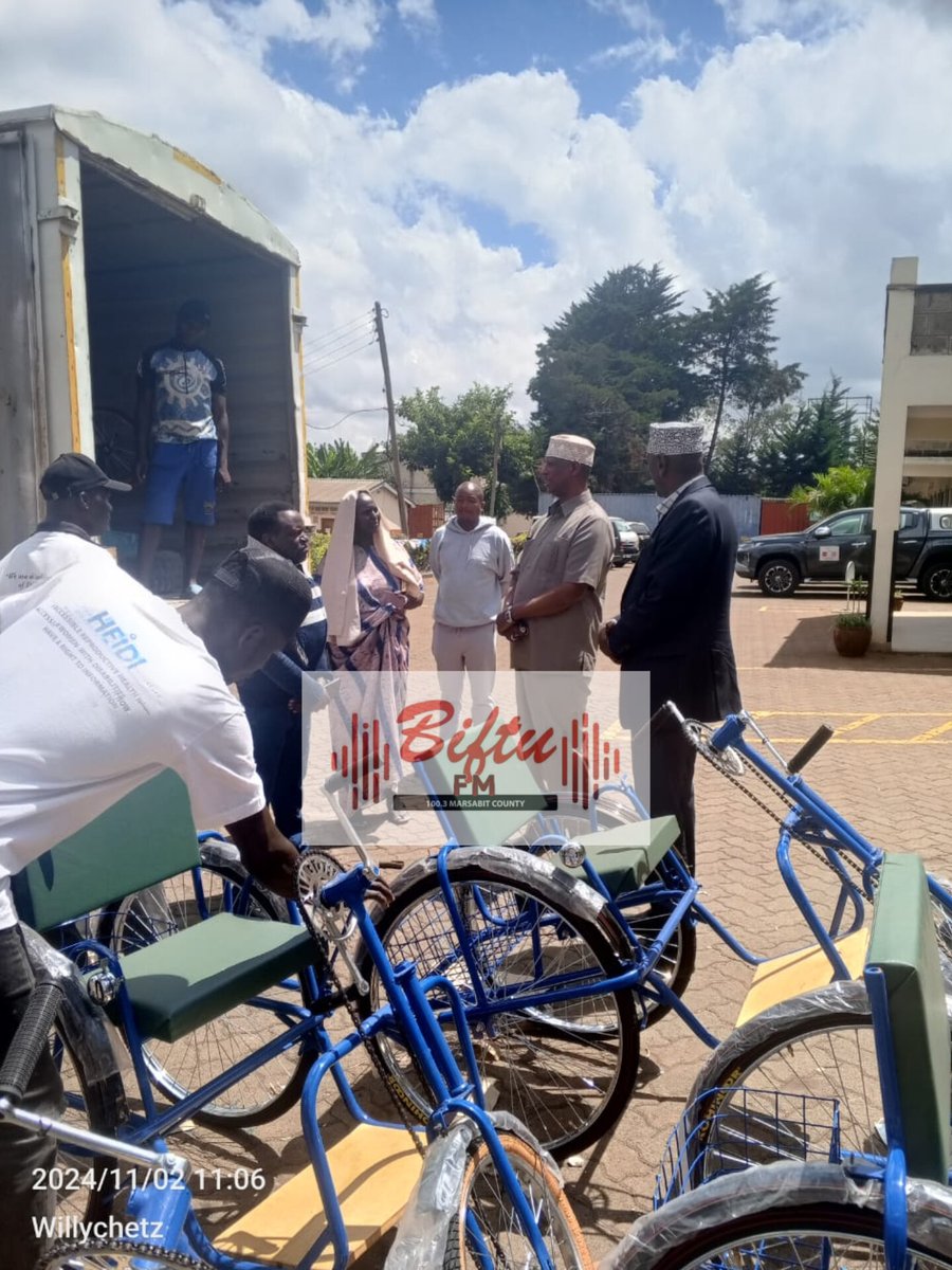 BiftuFm's tweet photo. Afueni kwa walemavu Marsabit seneta @ChuteSen na mbunge wa Saku Ali Dido Raso wakipokea viti vya magurudumu na vifaa vingine.
https://t.co/cE8jmWTs6r https://t.co/9IXVREIb2n