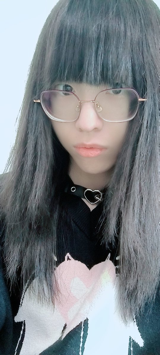 Lunahida0's tweet photo. 刘海不小心剪太齐就成这样了 https://t.co/TmsXeZM1Is