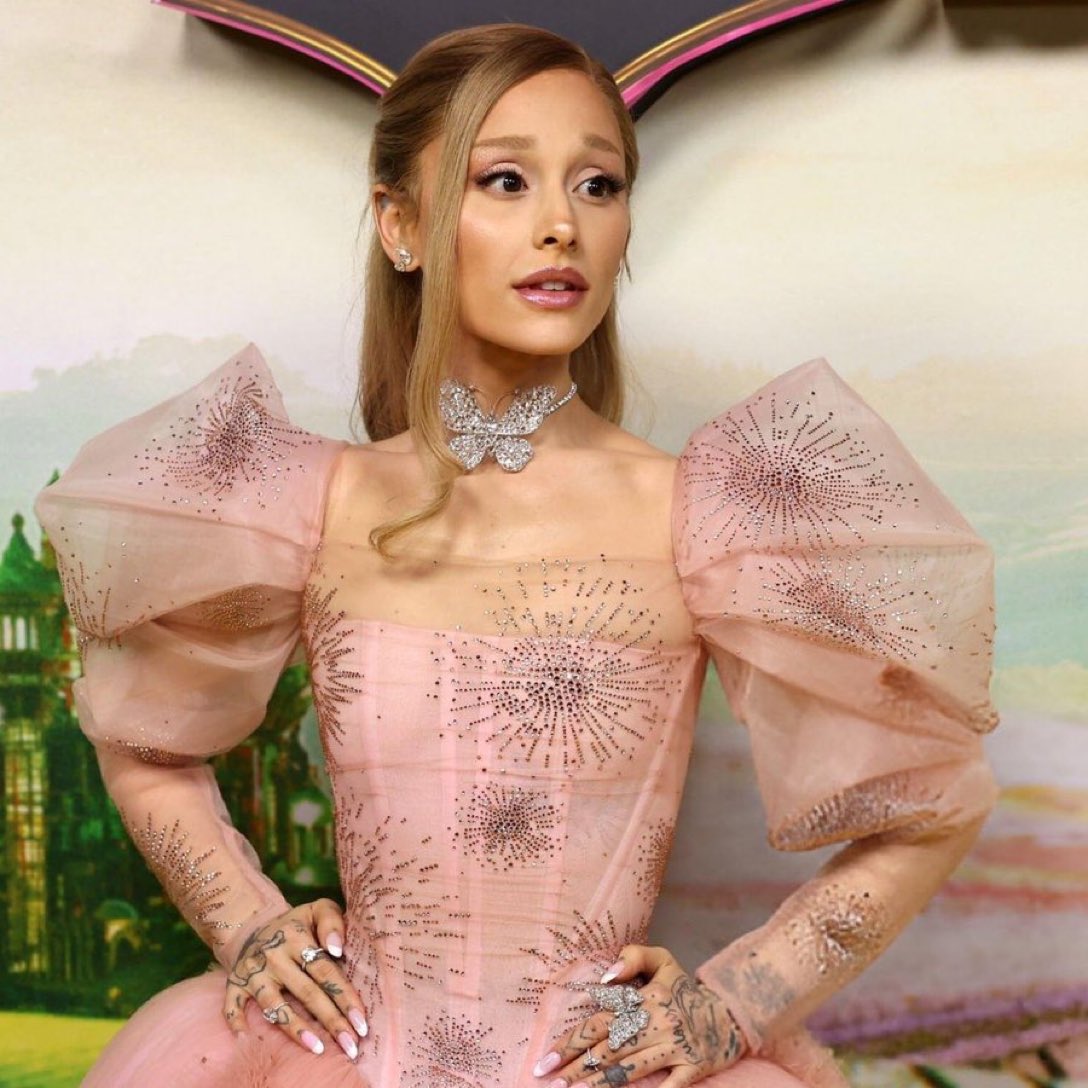 intomatthew's tweet photo. and if I say this is her best red carpet look of all time https://t.co/sgJvg4E1yM
