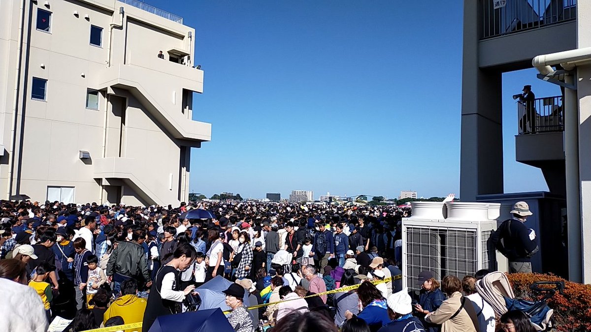 akton2322's tweet photo. 入間基地航空祭
車を飯能に止めて電車で行って正解
でも人混みすごすぎ https://t.co/cFlvOMu1Yf