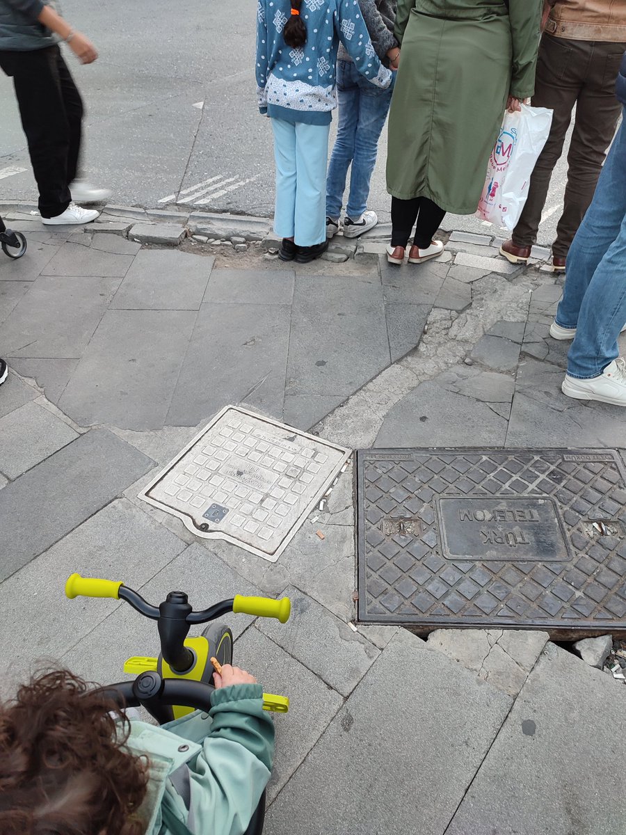 Emrekuzucu's tweet photo. Burası Ümraniye Alemdağ Caddesi; insan trafiğinin yoğun olduğu bir yaya yolu, ancak mevcut durumda bakımsız bir halde. Tekerlekli sandalye, bebek arabası vb. ulaşım araçlarıyla Ümraniye’de A noktasından B noktasına gitmek gerçekten zulüm. @istanbulbld
@umraniyebeltr https://t.co/w0yjefwPuF