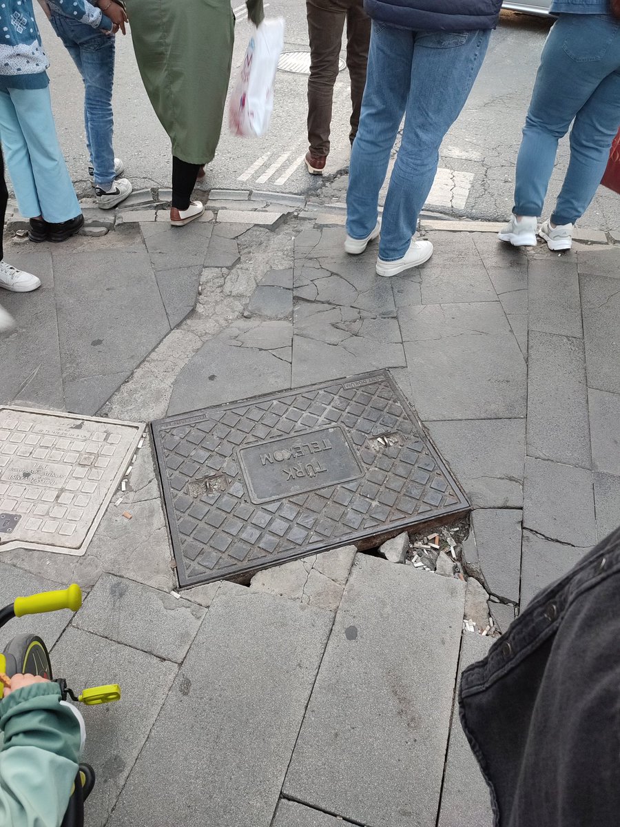 Emrekuzucu's tweet photo. Burası Ümraniye Alemdağ Caddesi; insan trafiğinin yoğun olduğu bir yaya yolu, ancak mevcut durumda bakımsız bir halde. Tekerlekli sandalye, bebek arabası vb. ulaşım araçlarıyla Ümraniye’de A noktasından B noktasına gitmek gerçekten zulüm. @istanbulbld
@umraniyebeltr https://t.co/w0yjefwPuF