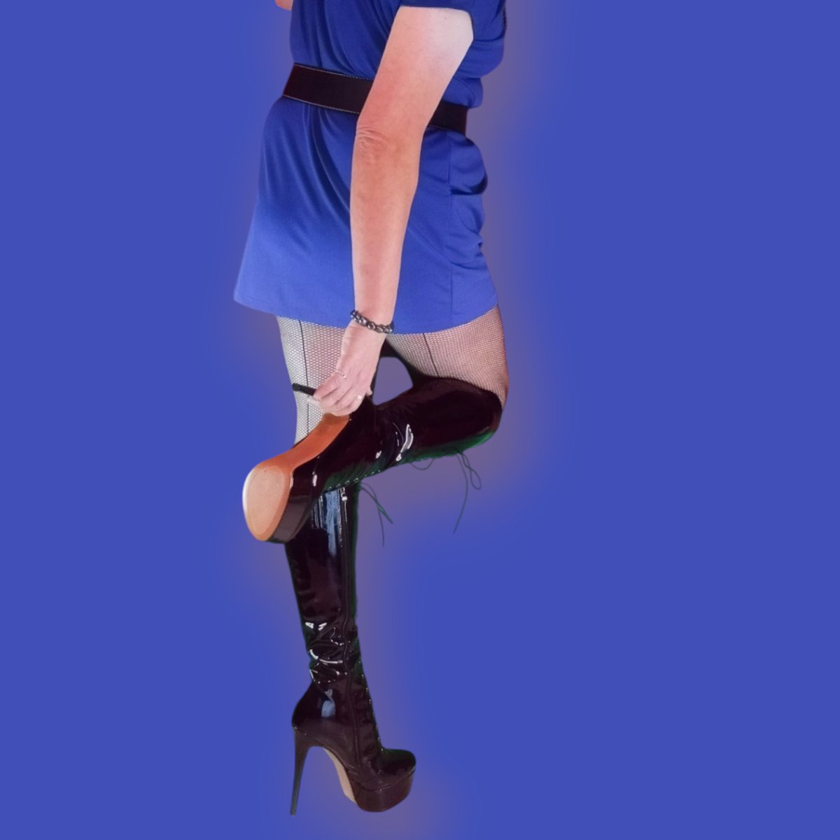 12_centimetres's tweet photo. #essayage
#petiterobebleue
#collant
#résilles
#résillescoutures
#bottes
#plateformes
#16cm
#onlymaker https://t.co/JfRyhNh0QN