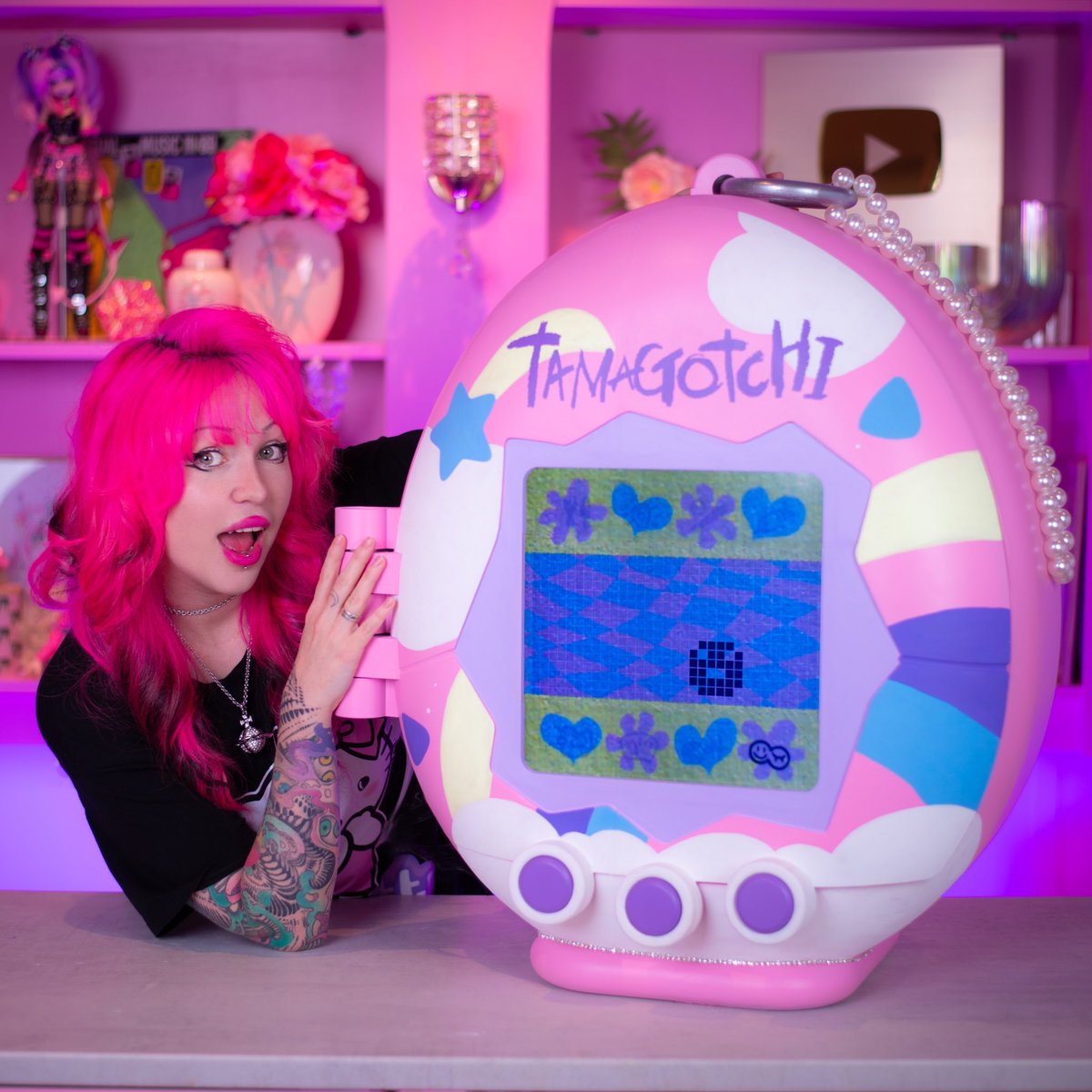 DollsJewel's tweet photo. I built a massive Tamagotchi that is also a dollhouse with a Tama doll inside 🩷 video here!! https://t.co/tlhZIfO3Yn #Tamagotchi #TamagotchiUni https://t.co/ZgnmNjf7cF