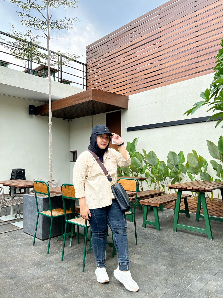 dinenggrss's tweet photo. 🖤🌻✨ https://t.co/hNfAQ9KNUv