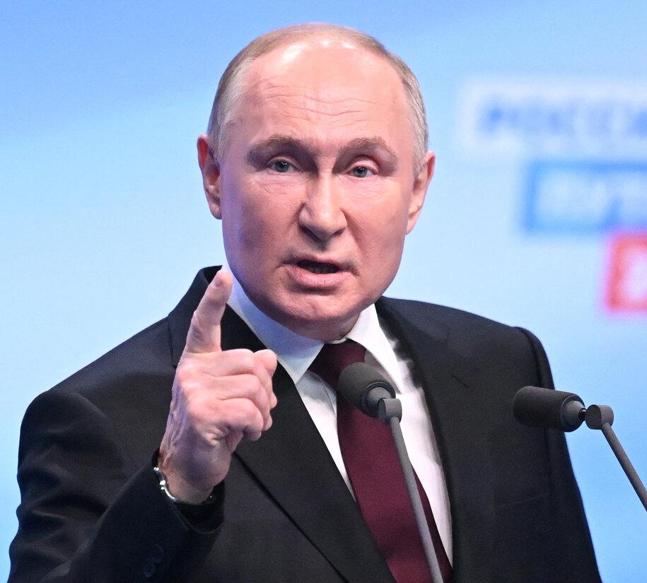 _MASSlMO_'s tweet photo. VLADIMIR PUTIN AVVERTE LA COMUNITÀ LGBTQ 

“Gli adulti possono vivere come vogliono, basta che non toccate i bambini.”

💯% D'accordo... e voi? https://t.co/hyfu5qVG2p