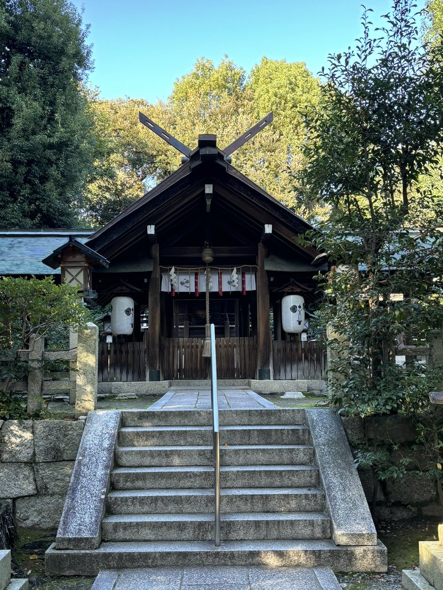 hashimotogyosyo's tweet photo. 今日は休日なので木嶋坐天照御魂神社（蚕ノ社）へ初めて行ってきました。といっても家からは歩ける距離で、まさに灯台下暗し。全国でも珍しい三本柱の鳥居が神秘的な雰囲気でした。 https://t.co/1Gc3hFaQ05