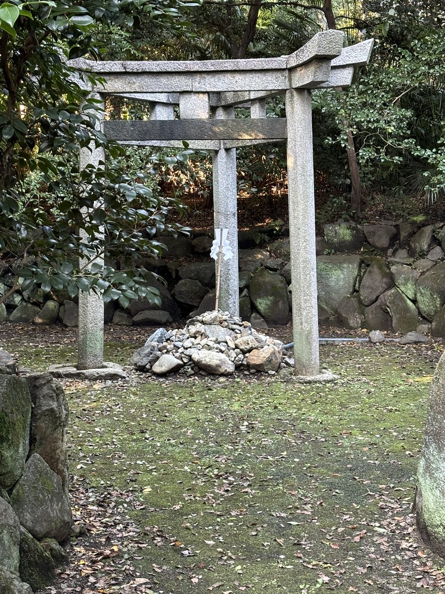 hashimotogyosyo's tweet photo. 今日は休日なので木嶋坐天照御魂神社（蚕ノ社）へ初めて行ってきました。といっても家からは歩ける距離で、まさに灯台下暗し。全国でも珍しい三本柱の鳥居が神秘的な雰囲気でした。 https://t.co/1Gc3hFaQ05