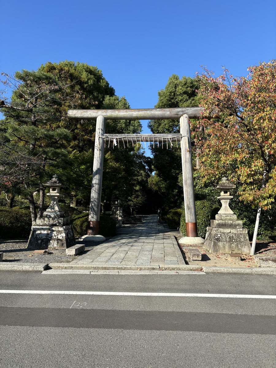 hashimotogyosyo's tweet photo. 今日は休日なので木嶋坐天照御魂神社（蚕ノ社）へ初めて行ってきました。といっても家からは歩ける距離で、まさに灯台下暗し。全国でも珍しい三本柱の鳥居が神秘的な雰囲気でした。 https://t.co/1Gc3hFaQ05