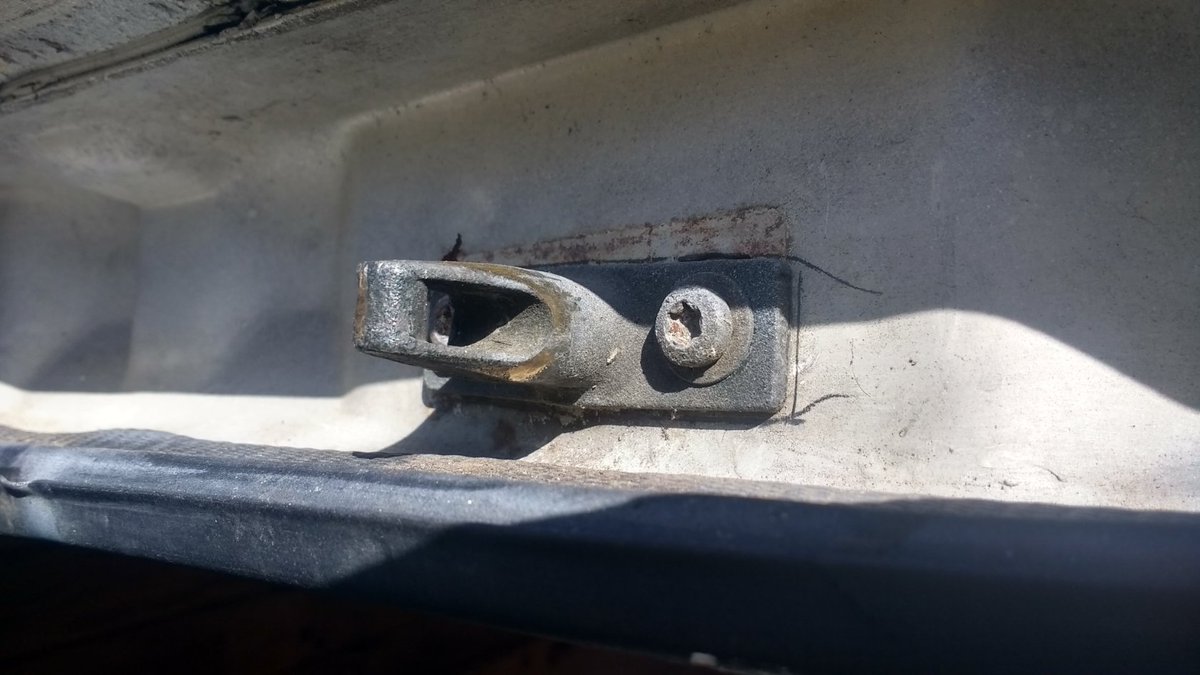 romseguy's tweet photo. Bonjour je cherche des pièces détachées de Renault Trafic 1 :
- les attaches de porte arrière (en photo),
- la charnière de maintien de la portière conducteur,
- la fixation au châssis pour la ceinture de sécurité (ventrale) du passager du milieu
Merci

https://t.co/X9waxlwx59 https://t.co/PYtUqfQPJA