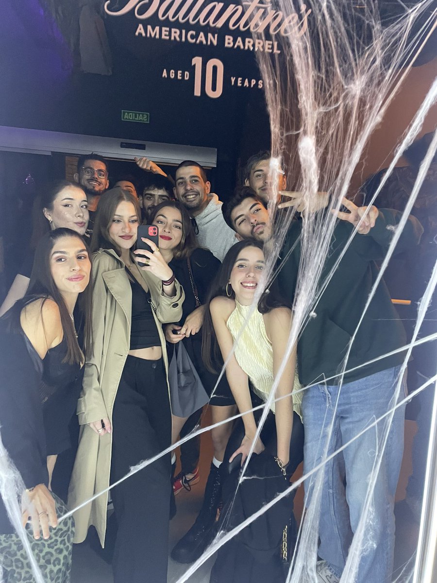 uxialorr's tweet photo. Fotito de hoy con mi gente y con los tacones con los q me rompí el pie. Sin miedo al éxito😉 https://t.co/sItpho5PIz
