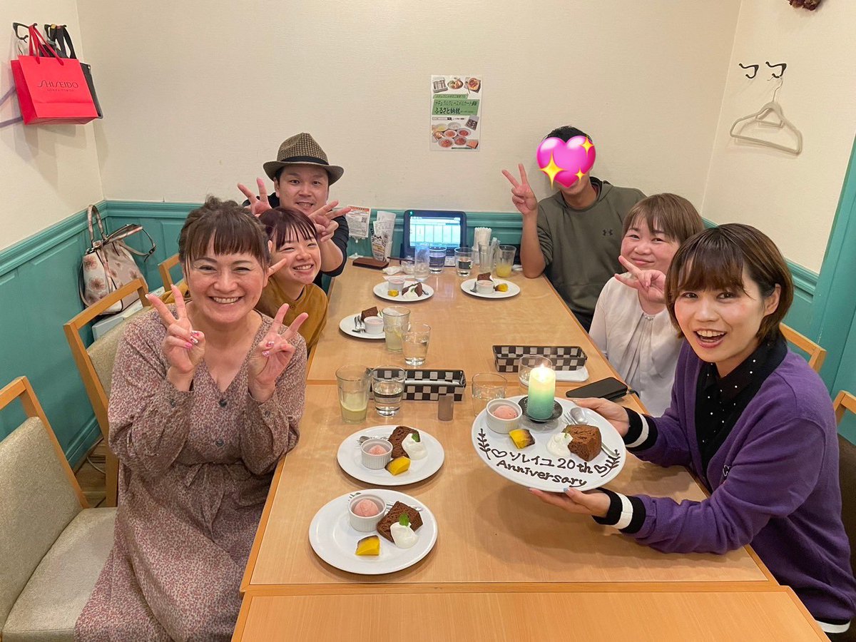 ilovesoleil8's tweet photo. みなさま、ごきげんよう
💚💙💛🧡❤️🩷💜🖤

昨日はソレイユ20周年をお祝いして
お食事会を開催しました⭐️

メンバーそれぞれ元気に過ごしており
やっぱり集まっても
ワイワイガヤガヤ世代を
超えて話せるっていうのは
やっぱり仲間だからこその空間ですね🎉

お店の方が素敵にお祝いしてくれました💛 https://t.co/9IpDdktbGL