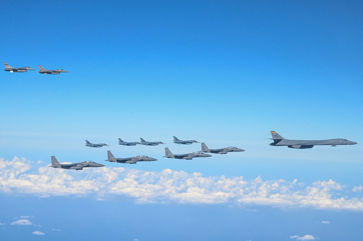 USPACOM's tweet photo. 🇺🇸 - 🇯🇵 - 🇰🇷 fighter aircraft escort a B-1 Lancer during a trilateral escort flight Nov. 3, 2024. This exercise continues strong trilateral cooperation, enabling immediate response to regional security challenges.
Read More: https://t.co/bsjY65UcTE https://t.co/m50DEosawP