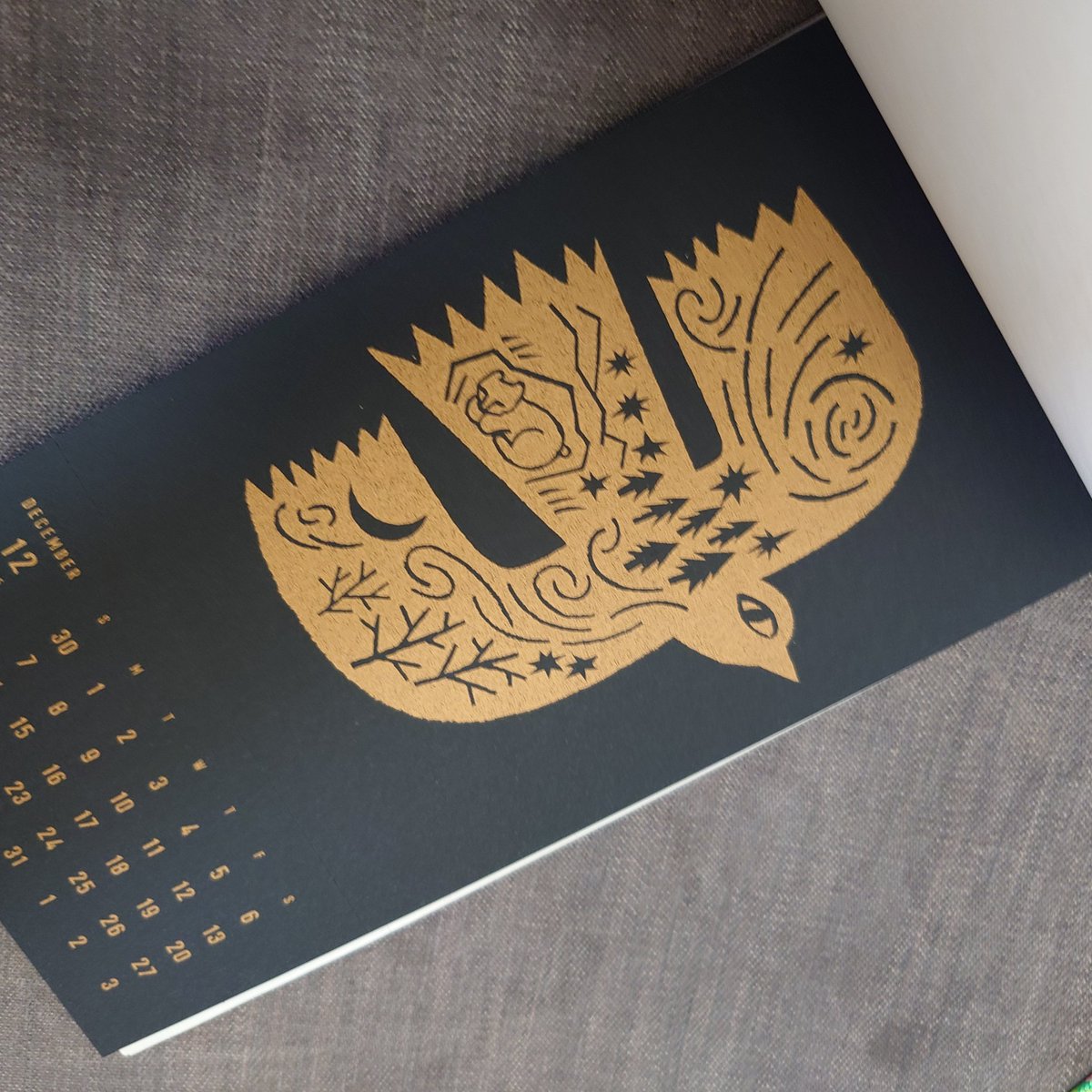 eurekabookstor1's tweet image. 今年も
大人気isado design さんの
2025カレンダー入荷しました

見てくださいこの紐の色
絵のモチーフと相まって
山っぽい感じがあって良いです
挿絵の方もカムイ感あって素敵
オープンされたばかりの
鶴川のTHE DAY 
でも購入出来ますが書店Eurekaでも
扱っております。

#theday #isadodesign